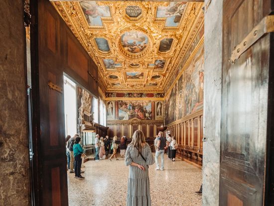 _Walks_Venezia_Alone_in_St_Mark_s_and_Doge_palace_Giulia_Verdinelli_016_f9hfgp