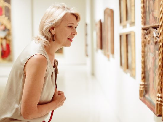 Generic_Museum_Guest_Tourist_shutterstock_760282966