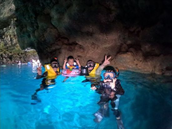 青の洞窟ちゃぷちゃぷ冒険ツアー 1歳からOK！安心の海デビューをサポート 家族で感動の海中観察＜ボート／ショップ設備利用可／グリーン・フィンズ認定店／恩納村発＞