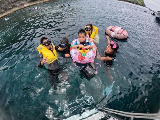 青の洞窟ちゃぷちゃぷ冒険ツアー 1歳からOK！安心の海デビューをサポート 家族で感動の海中観察＜ボート／ショップ設備利用可／グリーン・フィンズ認定店／恩納村発＞