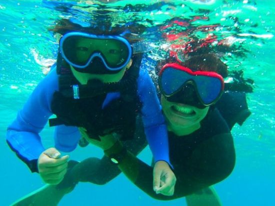 青の洞窟ちゃぷちゃぷ冒険ツアー 1歳からOK！安心の海デビューをサポート 家族で感動の海中観察＜ボート／ショップ設備利用可／グリーン・フィンズ認定店／恩納村発＞