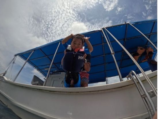 青の洞窟ちゃぷちゃぷ冒険ツアー 1歳からOK！安心の海デビューをサポート 家族で感動の海中観察＜ボート／ショップ設備利用可／グリーン・フィンズ認定店／恩納村発＞