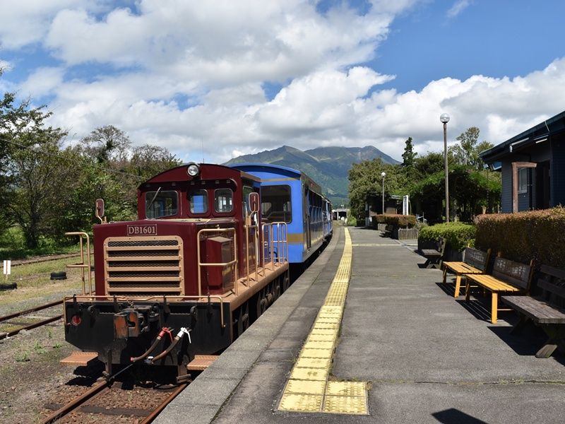 Japan_Kumamoto_trolley-train_pixta_37416374_M