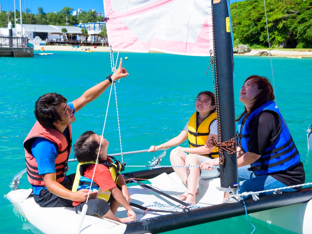 ファミリーセーリング体験 小型ヨットで沖縄の海を満喫！風をつかんで