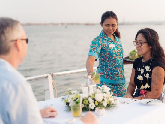 【ロマンチック・イブニングクルーズ】大人のための上質なディナー＆生バンド演奏　大型豪華カタマランヨットで行く＜無料ホテル送迎／コース夕食付＞byバリハイクルーズ