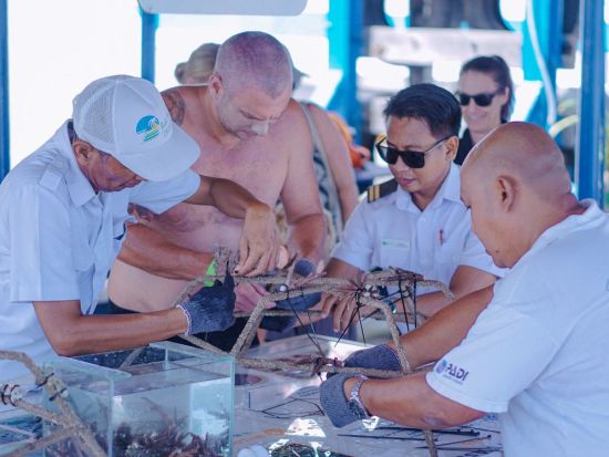 レンボンガン島日帰りツアー　優雅なアリストキャット号で行く！プライベートビーチ滞在　マリンアクティビティ有＜英語ガイド／送迎／ランチ付＞by バリハイクルーズ