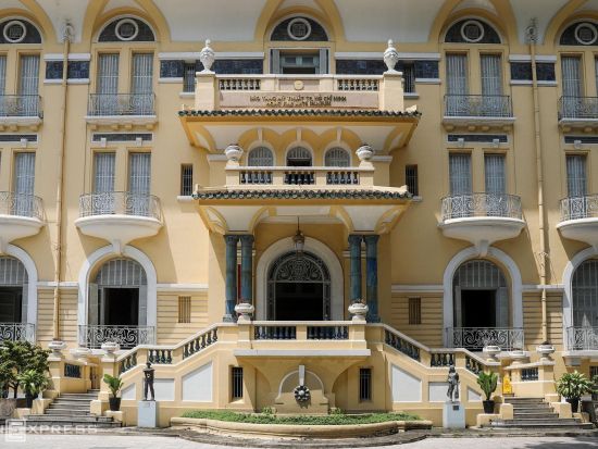 宮廷衣装「ニャットビン」レンタル付き撮影ツアー　ホーチミン市美術博物館またはビンコイ観光村での撮影＜日本語ガイド／午前または午後＞