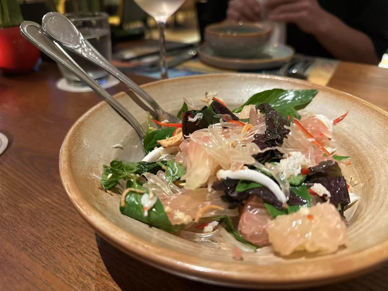 カマウ産マッドクラブのピンク・ポメロのサラダ