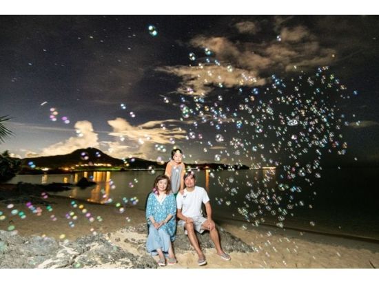 星空フォトと宙（そら）さんぽ 沖縄・恩納村ライトアートフォトプラン カップル・家族に大人気♪あなただけの星空フォトを撮影！＜1時間／沖縄本島北部希望が丘ビーチ＞