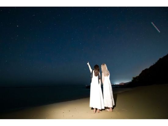 星空フォトと宙（そら）さんぽ 沖縄・恩納村ライトアートフォトプラン カップル・家族に大人気♪あなただけの星空フォトを撮影！＜1時間／沖縄本島北部希望が丘ビーチ＞