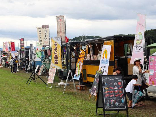 静内川露店(1)