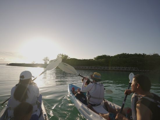 【少人数制】サンセットカヤックツアー 幻の島ユニの浜での絶景体験＜写真＆ドローン撮影付き／1歳～／約2時間／宮古島＞
