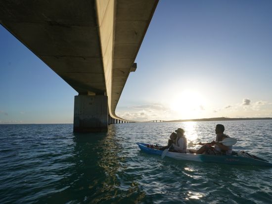 【少人数制ツアー】宮古ブルーに浮かぶ幻の浜「ユニの浜」カヤックツアー！最大２組限定・ドローン撮影付き