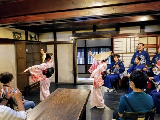 越中八尾の街めぐりとお座敷おわら体験ツアー 越中八尾の曳山・和紙・おわらの舞 ～街並みと伝統美を味わう1日旅～＜昼食付／富山駅発着＞