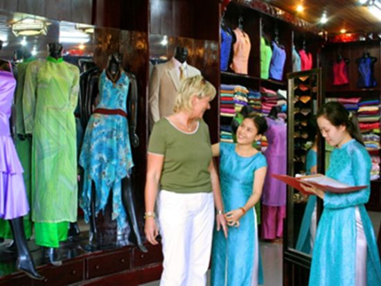 空港お迎え付きホイアン仕立て体験＆ランタンナイトツアー　オーダーメイド衣装作り＆灯籠流し体験＜2日間／貸切／日本語ガイド／夕食付プランあり＞　