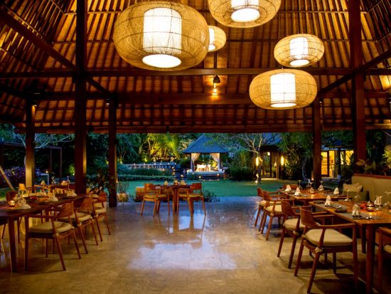 魅惑のバリ伝統舞踊＆5コースディナー　美しいリゾートホテル「ヴィラ アイル バリ」で楽しむ至福のディナー＆ダンスショー＜木曜開催／スミニャック＞ *当日予約OK