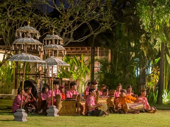 魅惑のバリ伝統舞踊＆5コースディナー　美しいリゾートホテル「ヴィラ アイル バリ」で楽しむ至福のディナー＆ダンスショー＜木曜開催／スミニャック＞ *当日予約OK