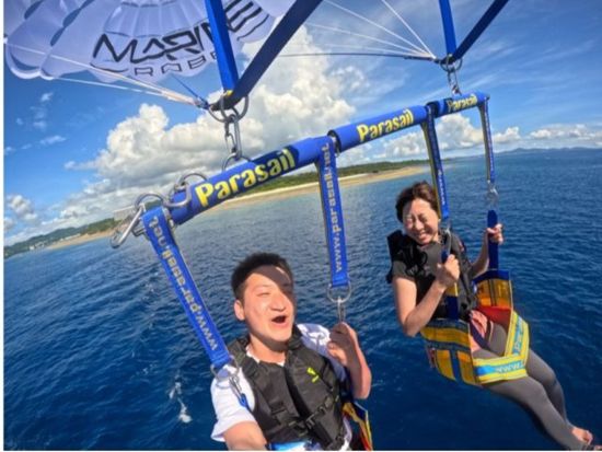 瀬底島パラセーリング 空と海が織りなす絶景の中で空中散歩 選べるバナナボート＋シュノーケリング付プランあり◎＜3～10月／GoProデータ付／瀬底島＞