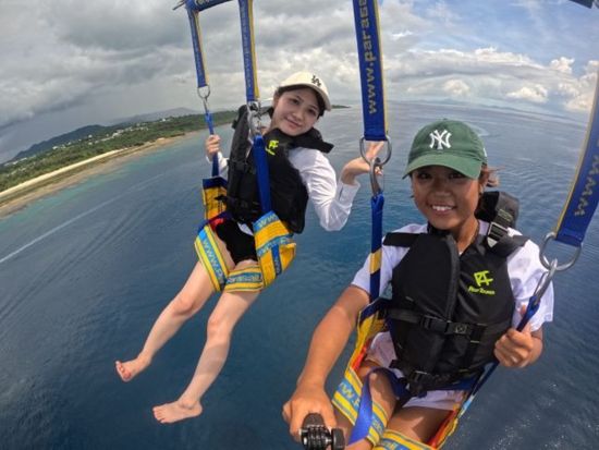 瀬底島パラセーリング 空と海が織りなす絶景の中で空中散歩 選べるバナナボート＋シュノーケリング付プランあり◎＜3～10月／GoProデータ付／瀬底島＞