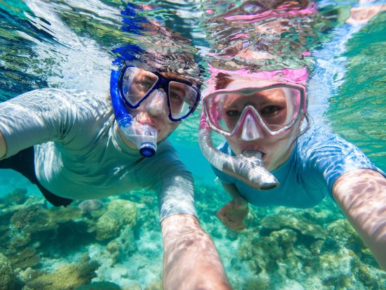 ウミガメシュノーケリング　高速ゾディアックボートでポイントへスピーディーにご案内！最大6名までの少人数制＜混載または貸切／日本語または英語＞