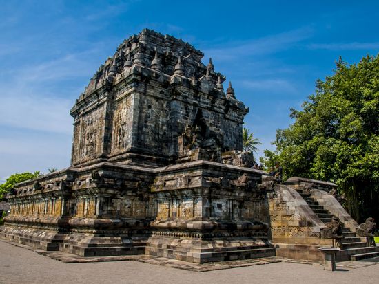 Yogyakarta_Candi Mendut_shutterstock_705149053