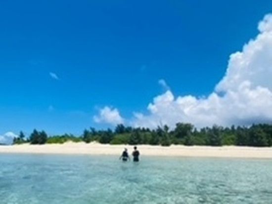 無人島クルーズ 船やバナナボートでLet's冒険♪ 海水浴＆散策＆シュノーケルも楽しめる！特別なひとときを♪＜約60分／浜比嘉島ムルク浜ビーチ＞