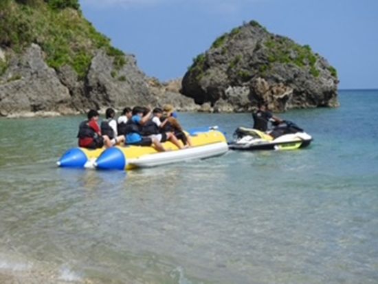 浜比嘉島周遊 バナナボートでぐるっと1周コース  海からしか見られない絶景を満喫！ウミガメやトビウオに会えるかも♪＜約30分／浜比嘉島ムルク浜ビーチ＞