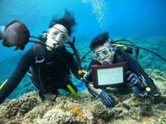 体験ダイビング 「フラワーガーデン」で夢の水中散歩♪ ボートエントリーで気軽に本格体験！＜約90分／浜比嘉島ムルク浜ビーチ＞