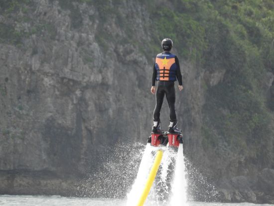 フライボード体験&浜比嘉島周遊バナナボート  スリルと爽快感を同時に楽しむ！沖縄の海を満喫しよう◎＜浜比嘉島ムルク浜ビーチ＞