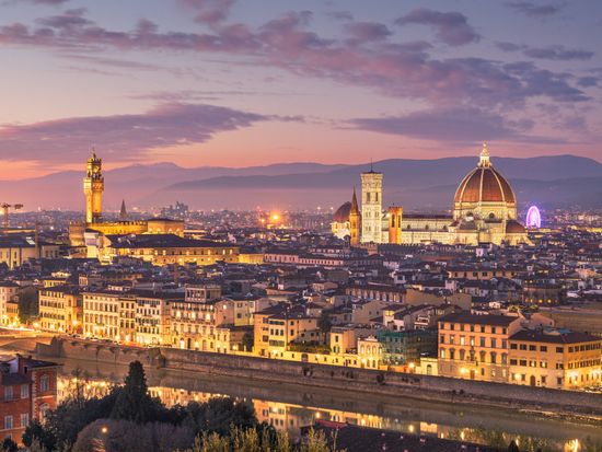 Italy_Florence_night_pixta_100386799_M