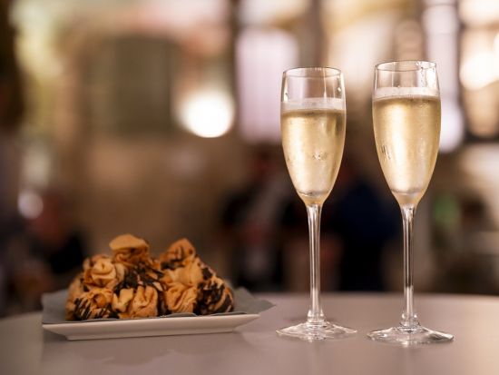 世界遺産カサ・ミラ（La Pedrera）夜間特別入場　昼とは違う表情を楽しむナイトツアー＜約1時間20分／英語ガイド／スパークリングワイン1杯付き＞