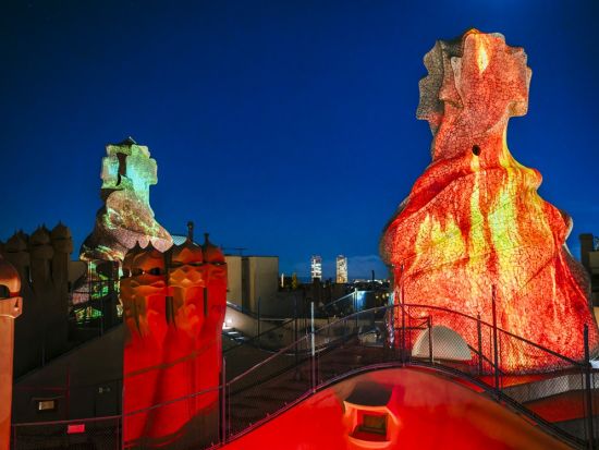 世界遺産カサ・ミラ（La Pedrera）夜間特別入場　昼とは違う表情を楽しむナイトツアー＜約1時間20分／英語ガイド／スパークリングワイン1杯付き＞