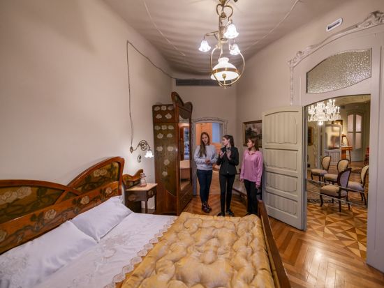 世界遺産カサ・ミラ（La Pedrera）少人数特別ガイドツアー　非公開エリアも見学！＜約1時間30分／英語ガイド／スパークリングワイン1杯付き＞