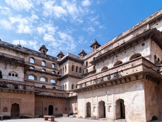 India_Orchha_Fort_Complex_shutterstock_2648082087