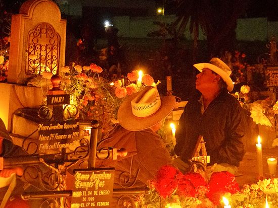死者の日の夜のお墓１