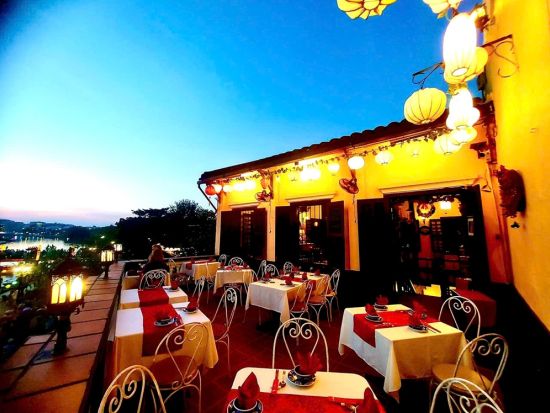 サクラ（Sakura）レストラン食事券＆事前予約サービス　ホイアンの情緒あふれる川沿い人気店＜夜／ホイアン旧市街＞