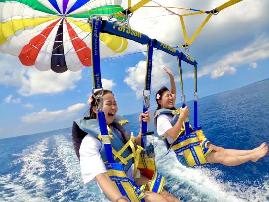 沖縄パラセーリング体験 絶景を空から満喫！家族で楽しむパラセーリング体験 GoPro無料レンタル＆写真データ付き＜4歳からOK／約90分／本島北部 本部町＞