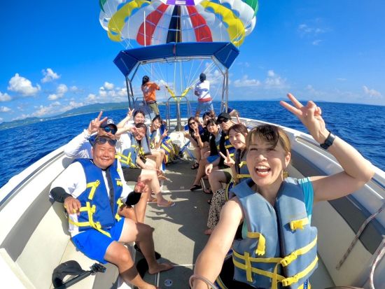 沖縄パラセーリング体験 絶景を空から満喫！家族で楽しむパラセーリング体験 GoPro無料レンタル＆写真データ付き＜4歳からOK／約90分／本島北部 本部町＞