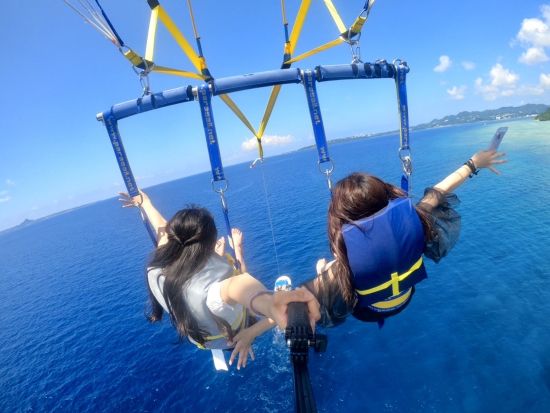 沖縄パラセーリング体験 絶景を空から満喫！家族で楽しむパラセーリング体験 GoPro無料レンタル＆写真データ付き＜4歳からOK／約90分／本島北部 本部町＞
