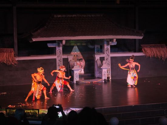 伝統舞踊鑑賞＋夕食＋往復送迎 市内プラウィサタ劇場　ラーマヤナ舞踊/ロロジョングランの伝説＜日本語ドライバー／ジョグジャカルタ市内発＞