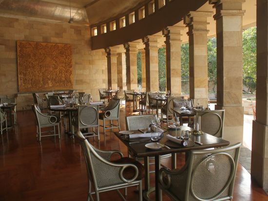 【プライベート】世界遺産 ボロブドゥール遺跡登頂＋アマンジオアフタヌーンティ＜日本語 or 英語ドライバー／専用車／ジョグジャカルタ市内発＞