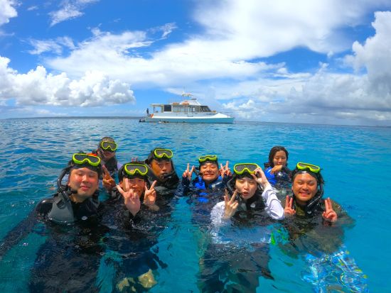 シュノーケリング体験 船でしか行けない沖縄の隠れスポットへ♪小学生から参加OK！写真プレゼント付◎＜オプションあり／約3時間／本島北部 本部町＞