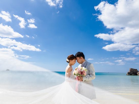 沖縄ウエディングフォトプランアメリカンビレッジナイトフォト撮影＆明るいビーチ撮影＜撮影データ・衣装・メイク・小物レンタル付／本島中部 北谷町＞