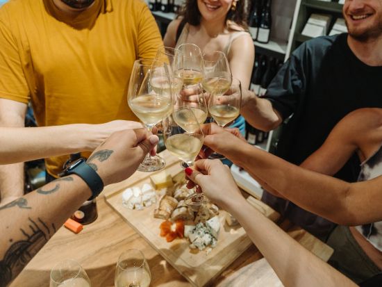 歴史と食が交差するマレ地区でグルメウォーキングツアー！たっぷり試食＆ワイン試飲付き＜英語ガイド／3時間30分＞