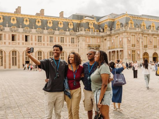 ベルサイユ宮殿 半日電車ツアー 宮殿優先入場＋英語ガイド　庭園自由散策 ＜往復／パリ発／英語ガイド＞