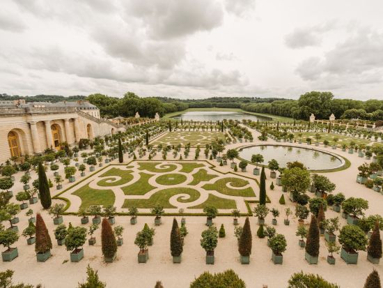 一般非公開エリア「王のプライベートルーム」に特別入場！ベルサイユ宮殿 半日電車ツアー  宮殿優先入場＜往復／パリ発／英語ガイド＞