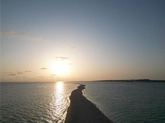 ユニの浜サンセットゴールドツアー 宮古島の夕日を満喫！黄金色に染まる幻想的なサンセットを体験 SNS映え間違いなし◎＜約60分／宮古島＞
