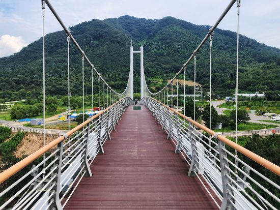 南北境界線（DMZ）ツアー　鉄原（第2トンネル）見学＋ユネスコ世界ジオパーク 漢灘江 『愛の不時着』ロケ地吊り橋も観光＜1日／昼食付／日本語ガイド＞