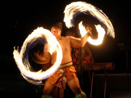 Aloha_Kai_Luau_Fire_Knife_Dancer