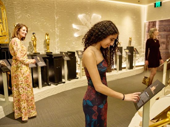 ファラオの墓（Tomb of the Pharaohs）コースディナー付きツアー　閉館後の館内を満喫！＜火～土／2or3コース／英語ガイド／ケアンズ発＞